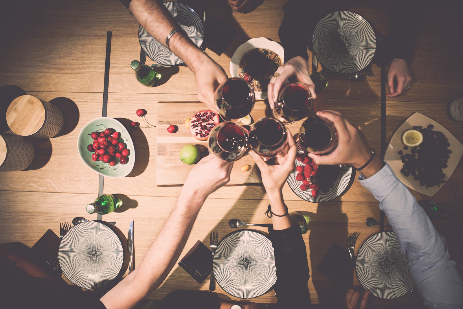 Art de la table dans une cuisine bulthaup, vin et couverts