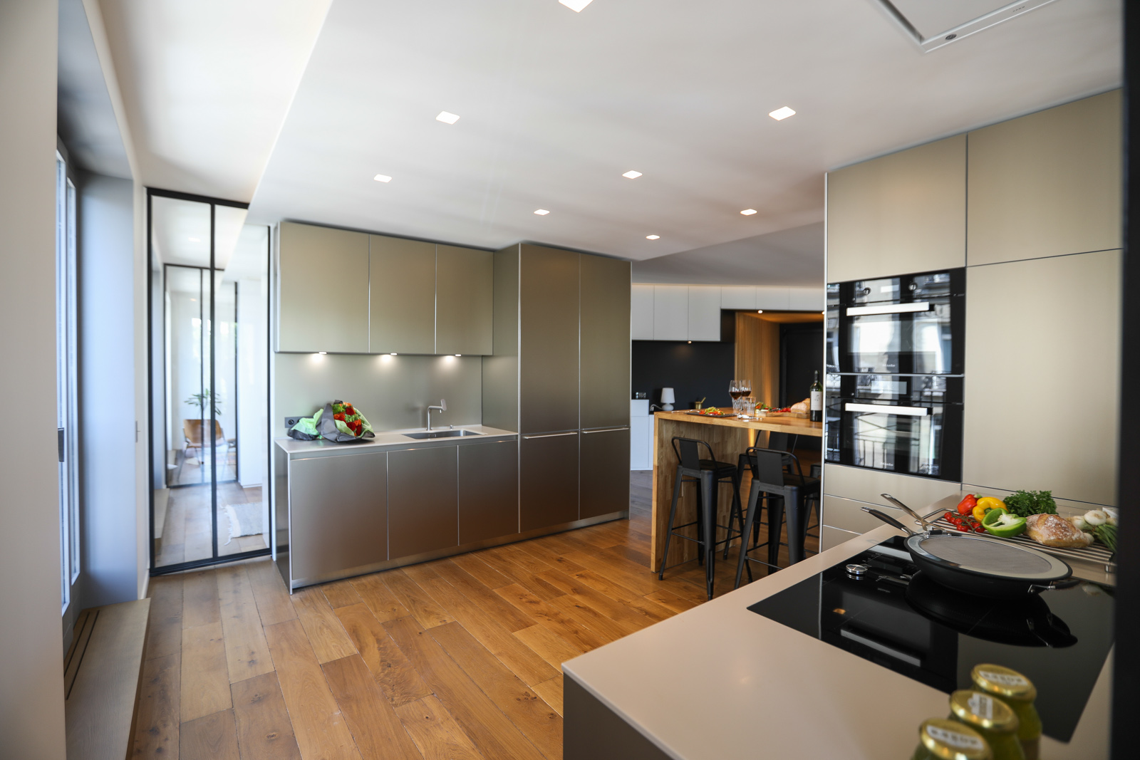 Cuisine de luxe bulthaup b3 en finition sombre avec fours intégrés