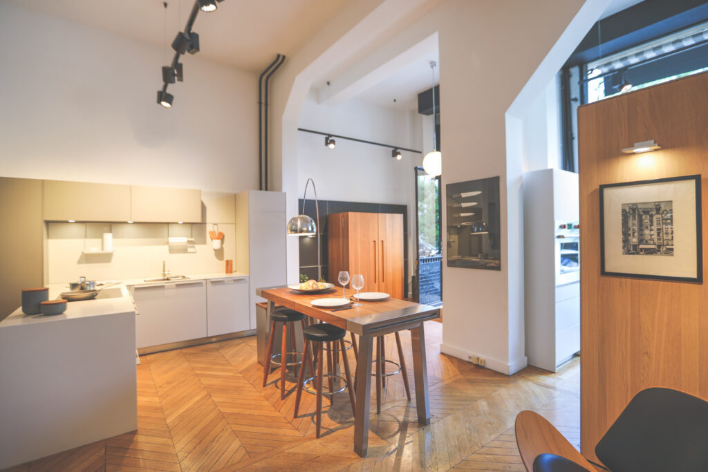 Systèmes bulthaup b2 et b3 exposés au showroom bulthaup Paris Trocadéro