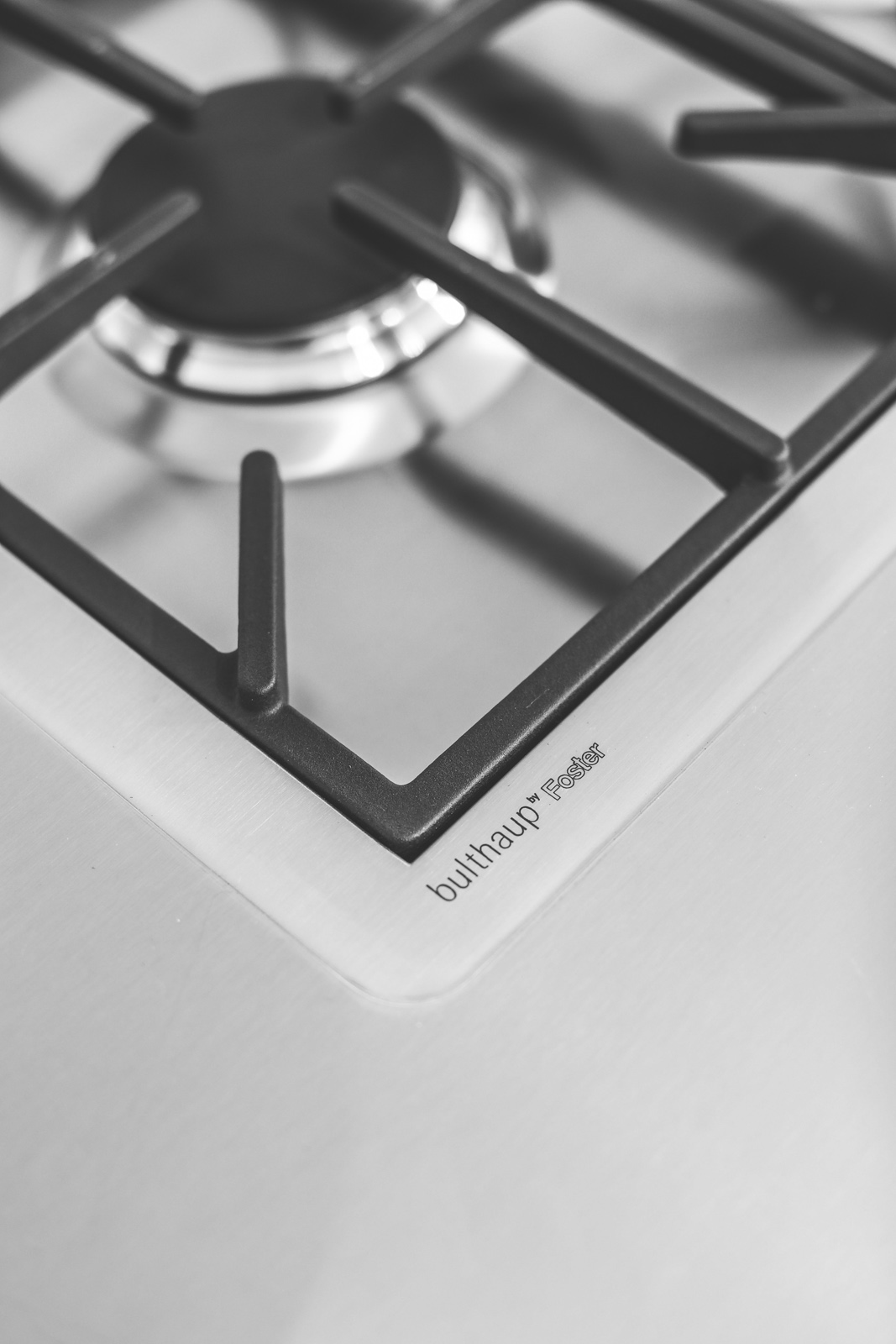 Détail d'une zone de cuisson bulthaup en noir et blanc