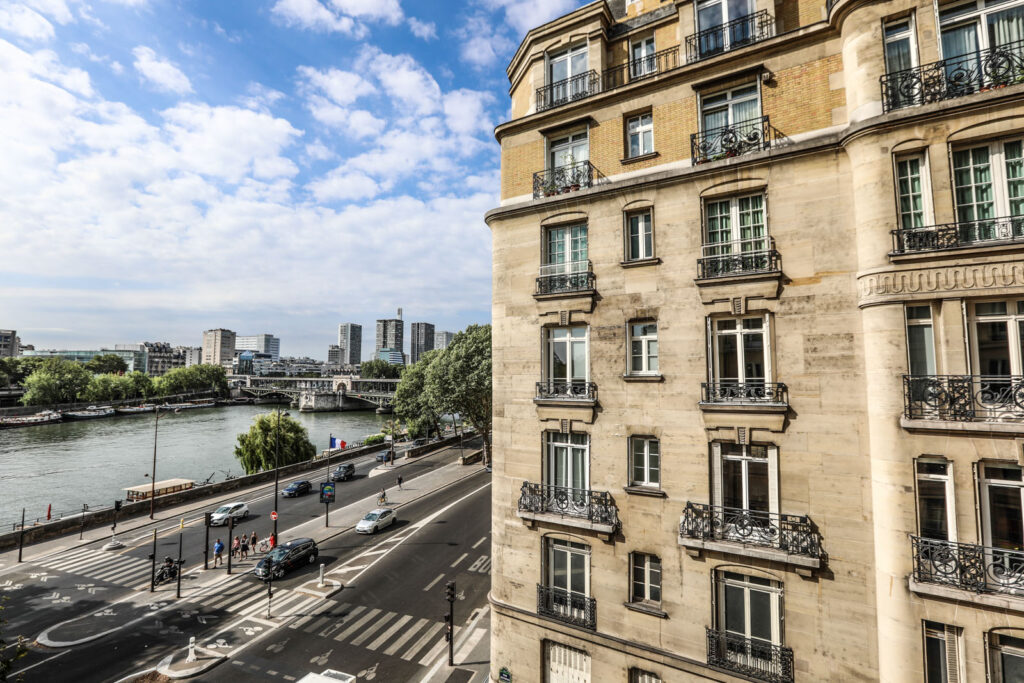 Façade d'un immeuble ancien parisien, cadre d'une rénovation de cuisine dans le 16e